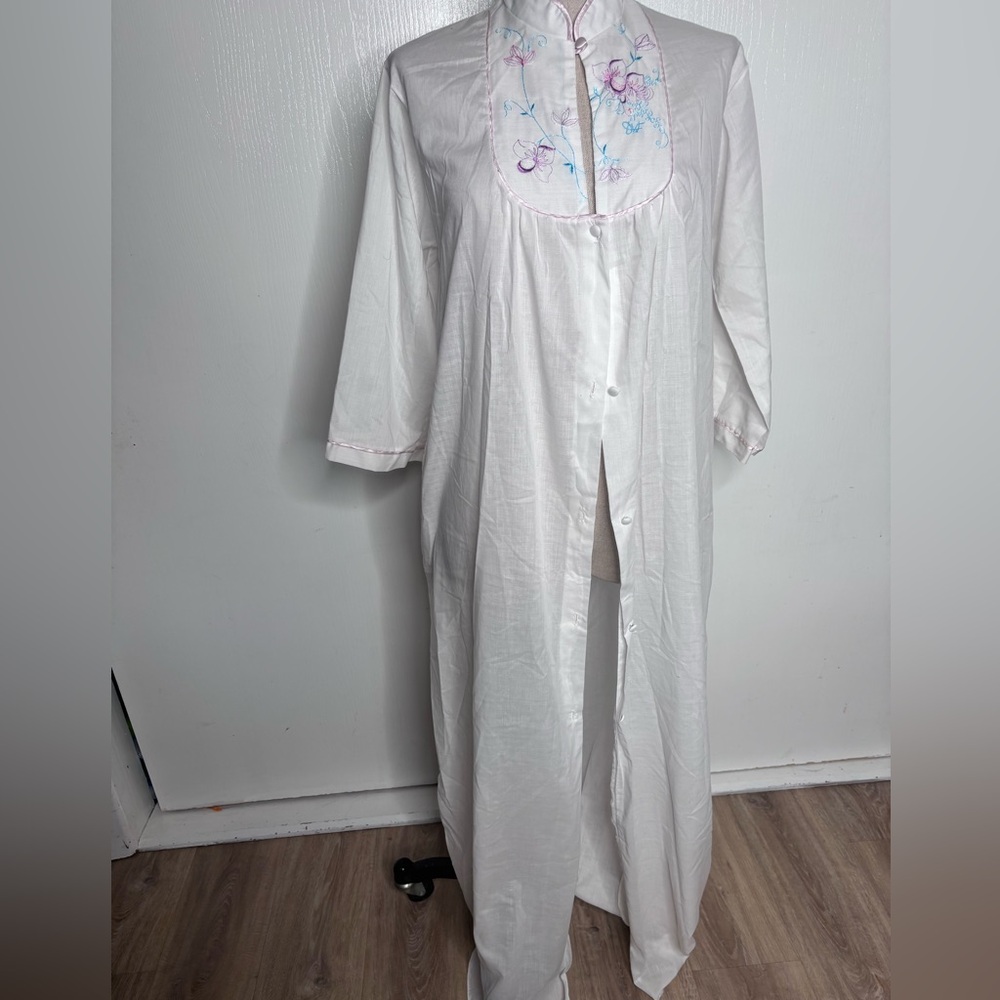 Vtg Diane von Furstenberg DVF Embroidered Cotton Nightgown & Robe Set White